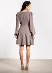 sukienka na randkę fit and flare w kolorze taupe dopasowana w talii.webp