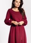 Elegancka bordowa sukienka z rozkloszowanym dołem.webp
