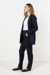 spodnie w prążek na komunię stylizacja smart casual.webp