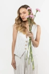 elegancka kamizelka w paski na komunię styl smart casual.webp