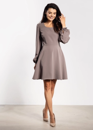elegancka sukienka mini na komunię z lekkimi bufkami na ramionach.webp