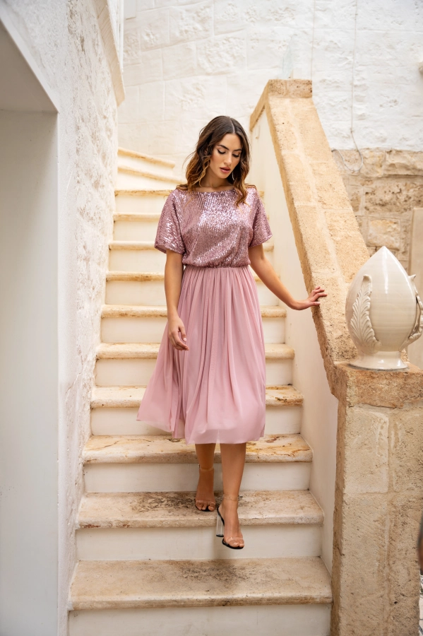 Pudrowo-różowa sukienka na komunię midi z cekinową górą i tiulowym dołem