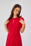 elegancka czerwona sukienka z pięknym dekoltem.webp