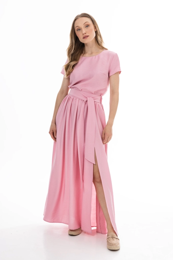 Różowy komplet damski: bluzka z krótkim rękawem i spódnica maxi z rozcięciem