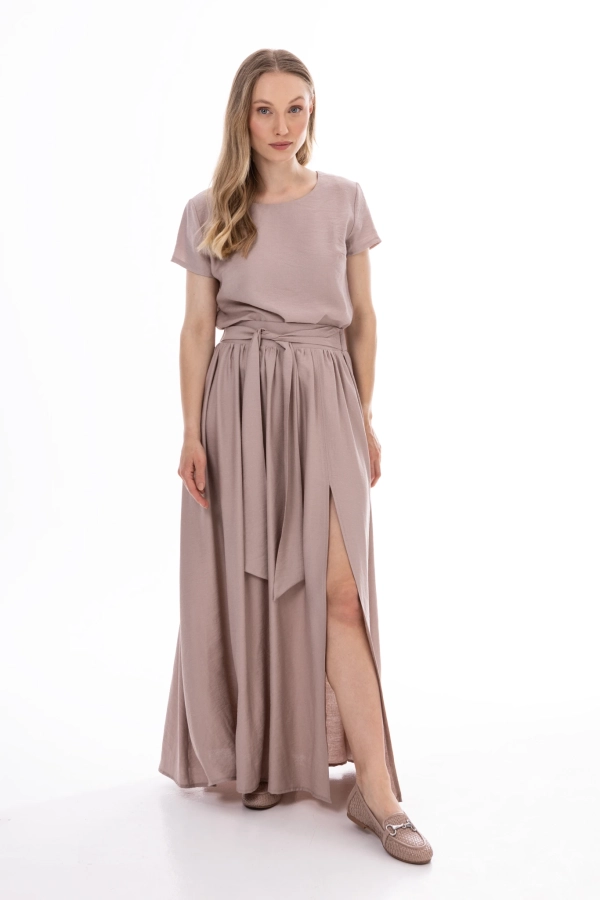 Komplet damski w kolorze kaszmirowym: bluzka z krótkim rękawem i spódnica maxi z rozcięciem