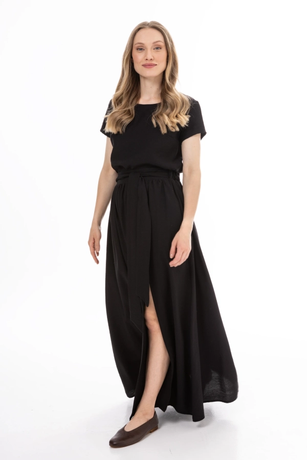 Czarny komplet damski: bluzka z krótkim rękawem i spódnica maxi z rozcięciem