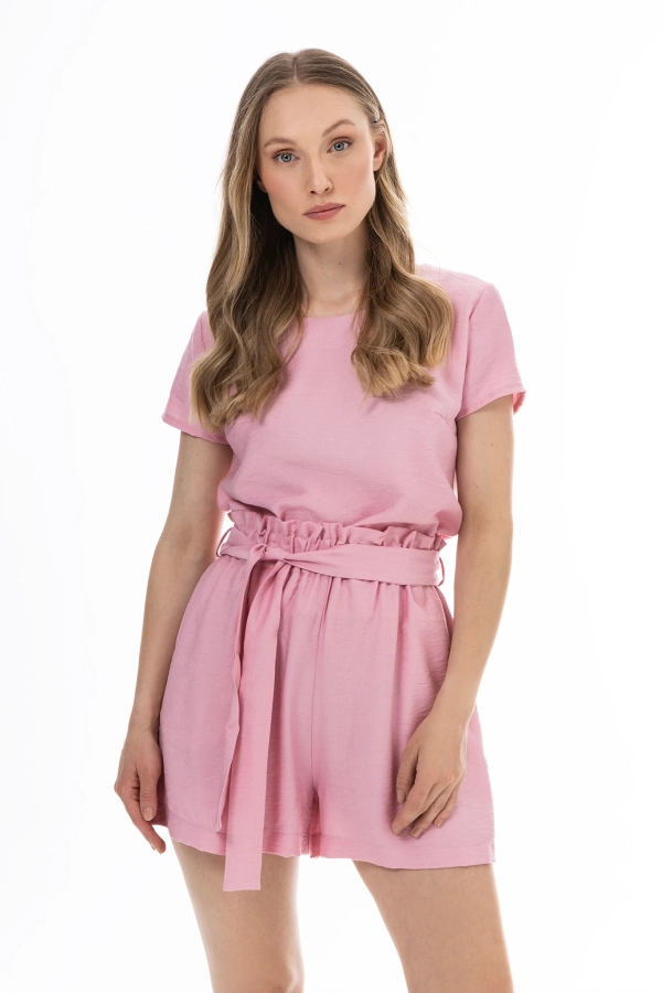 Pastelowy różowy komplet damski: bluzka z krótkim rękawem i szorty z wiązaniem