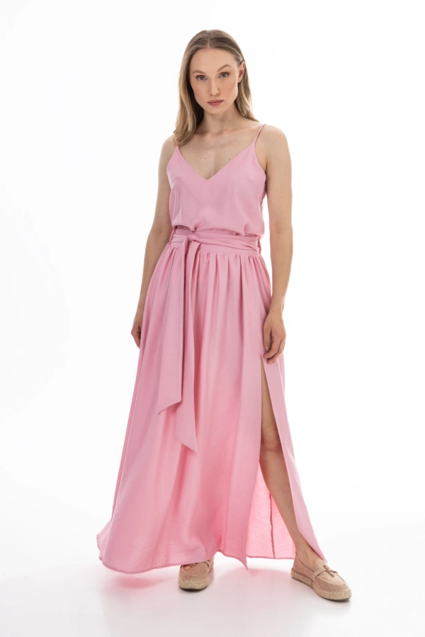 Różowy komplet damski: top na ramiączkach i długa spódnica z wiązaniem