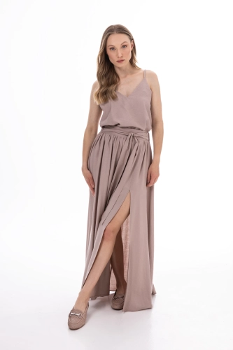 komplet taupe damski top V-neck i długa spódnica maxi z rozcięciem.webp