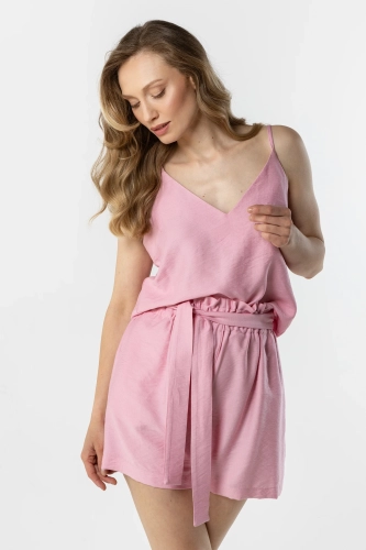 pudrowy róż komplet top V-neck i luźne szorty z gumką w pasie.webp