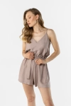 komplet taupe damski top V-neck i luźne szorty z gumką w pasie.webp