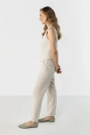 beżowa kamizelka lniana damska i spodnie cygaretki.webp