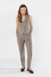 komplet lniany damski latte z kamizelką i zwężanymi spodniami.webp