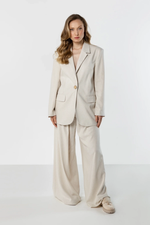 Jasnobeżowy lniany komplet damski z marynarką i szerokimi spodniami – elegancja w naturalnym wydaniu
