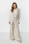 beżowa lniana marynarka damska i szerokie spodnie.webp