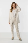 jasnobeżowy lniany komplet damski z marynarką i prostymi spodniami.webp