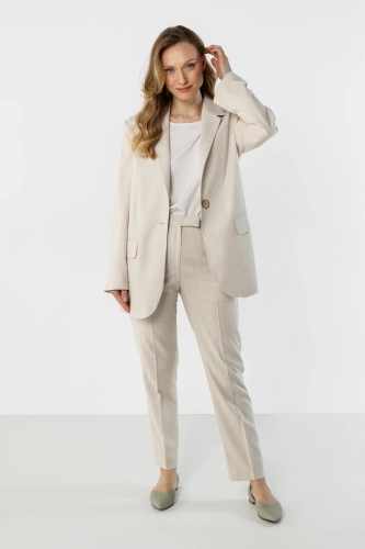 jasnobeżowy lniany komplet damski z marynarką i prostymi spodniami.webp