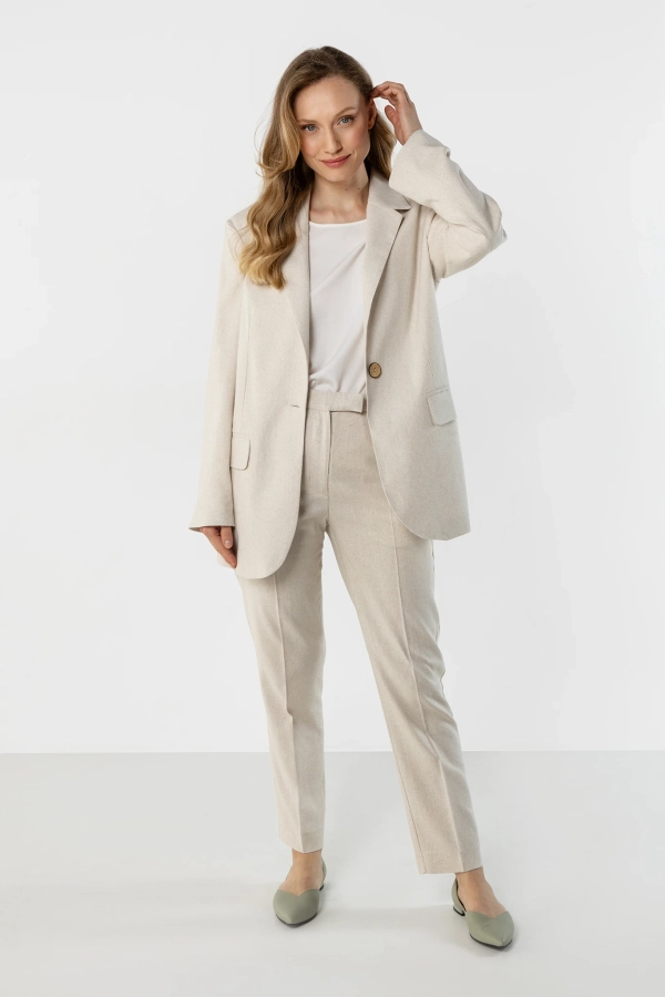 Jasnobeżowy lniany komplet damski z marynarką i prostymi spodniami – elegancja w lekkim, naturalnym wydaniu