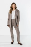 lniany komplet damski latte z marynarką i prostymi spodniami.webp