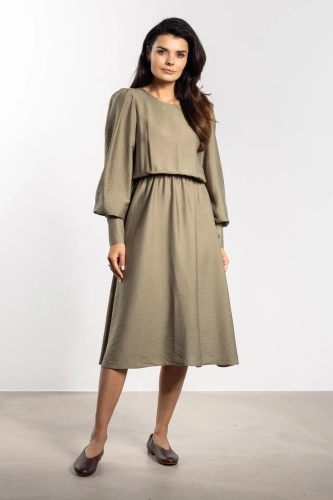 Sukienka damska w kolorze szałwiowym z elastyczną talią.webp
