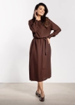 Elegancka czekoladowa sukienka damska o luźnym kroju z długim rękawem.webp