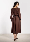 Elegancka sukienka damska w kolorze czekoladowym o luźnym kroju z długim rękawem.webp