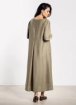 Luźna sukienka maxi szałwiowa z długim rękawem i rozkloszowanym dołem.webp