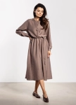 Zwiewna sukienka midi w kolorze szarobrązowym z paskiem podkreślającym talię.webp