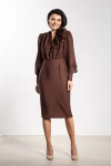 Elegancka sukienka damska w kolorze czekoladowym, dopasowana w talii i z bufiastymi rękawami.webp
