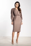 Elegancka sukienka midi w kolorze taupe z długim rękawem na jesień i zimę.webp