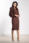 Wizytowa sukienka damska w kolorze czekoladowym, dopasowana w talii i z bufkami.webp