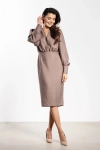 Wizytowa sukienka midi w kolorze taupe z długimi rękawami.webp