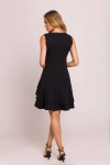 elegancka czarna sukienka mini z krótszym przodem i dłuższym tyłem.webp