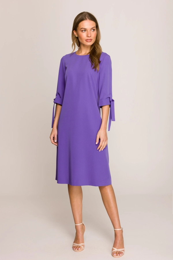 Elegancka sukienka midi o prostym kroju z rękawem 3/4 i ozdobnym wiązaniem