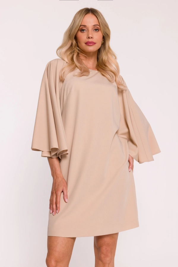 Beżowa sukienka na komunię z luźnym fasonem i szerokim rękawem