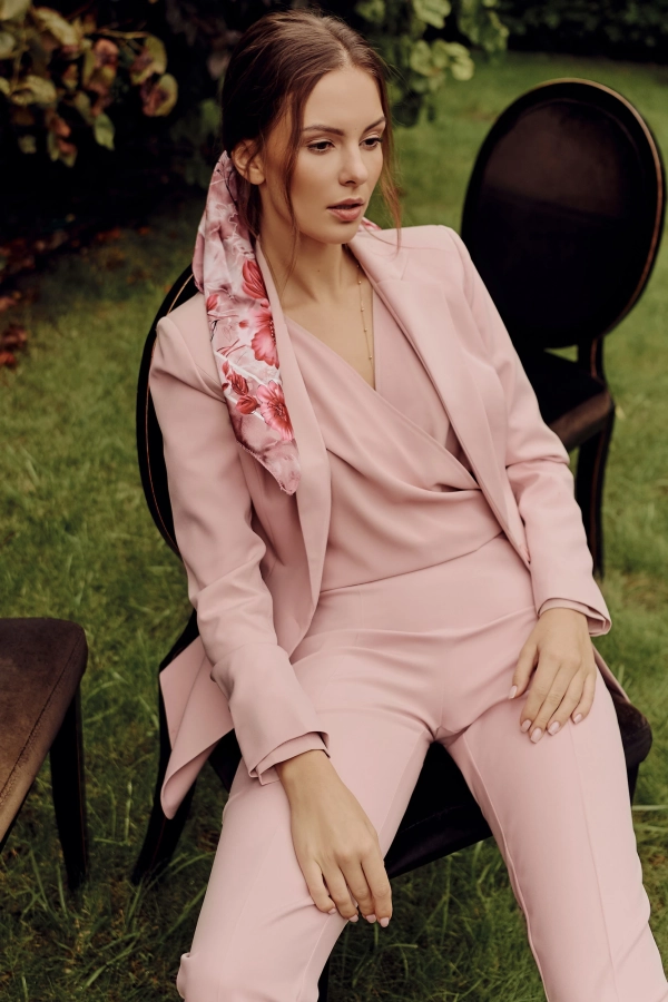Pudroworóżowy żakiet damski na komunię – elegancja w subtelnym wydaniu