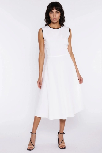 elegancka sukienka midi bez rękawów.webp