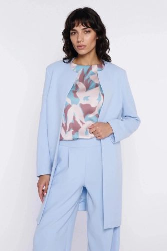 elegancka narzutka damska do biura.webp