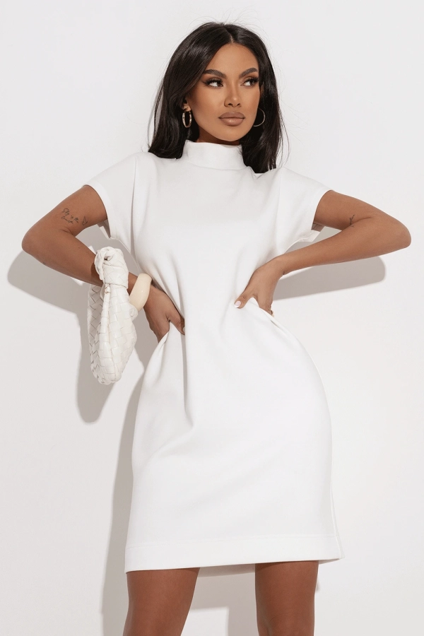 Sukienka dzianinowa z elegancką stójką – minimalistyczna mini