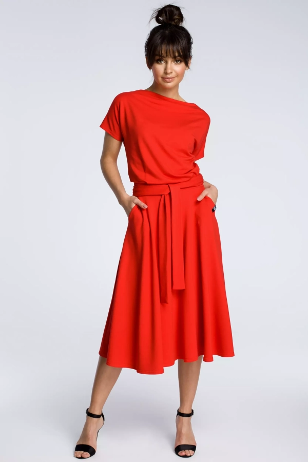 Ponadczasowa sukienka za kolano z rozkloszowanym dołem