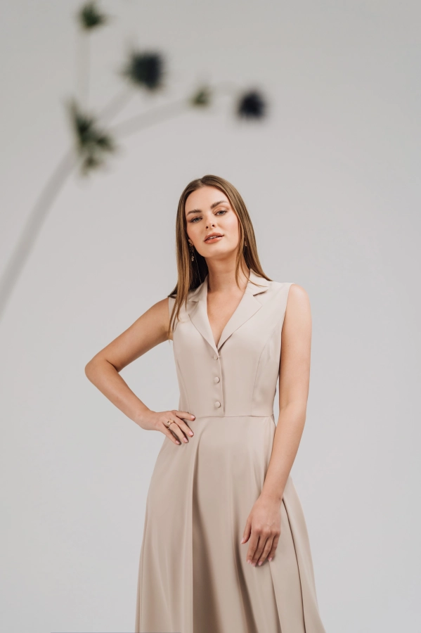 Elegancka sukienka midi bez rękawów z kołnierzem i rozkloszowanym dołem