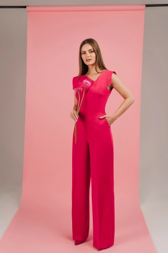 elegancki kombinezon damski z szerokimi nogawkami.webp