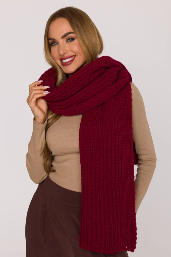 Długi i gruby szalik damski z dzianiny o wyrazistym, mięsistym splocie