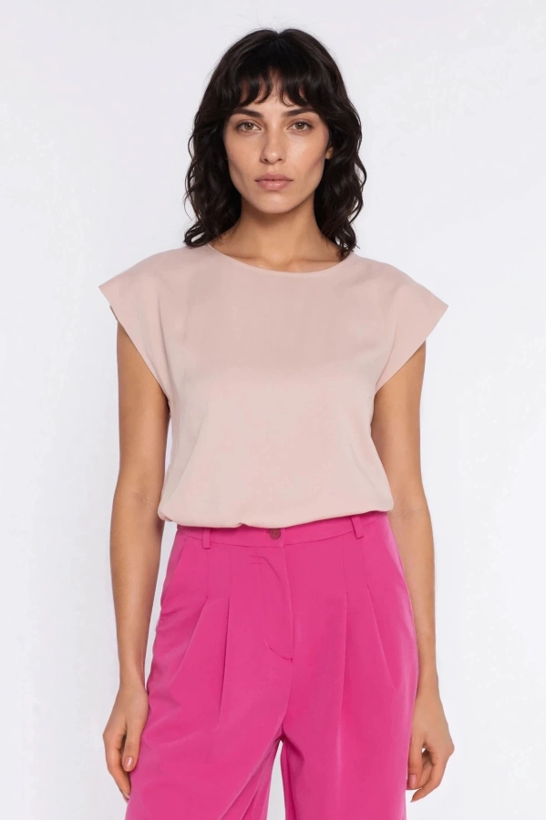 Minimalistyczna bluzka z krótkim rękawem i łezką na plecach