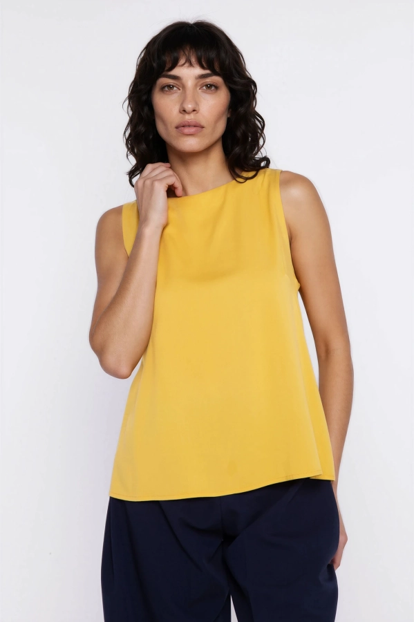 Elegancka bluzka bez rękawów z dekoltem w łódkę i rozcięciem na plecach