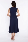 Wizytowa sukienka z dopasowaną górą i szerokim dołem.webp