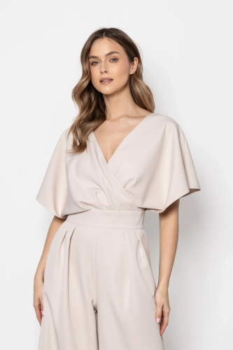 Kombinezon palazzo beżowy z szerokimi ramiączkami i paskiem.webp