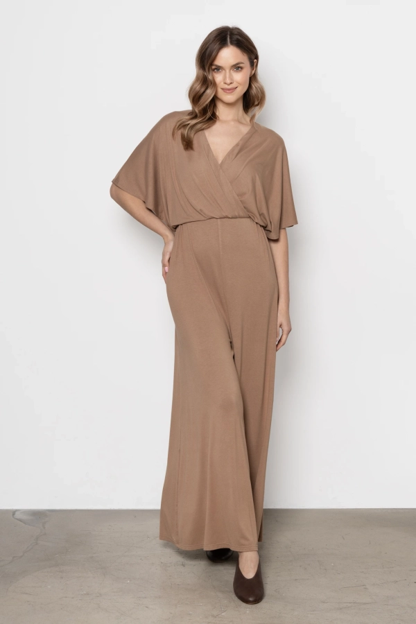 Elegancki kombinezon z kopertowym dekoltem i szerokimi nogawkami