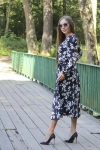 Elegancka sukienka damska o rozkloszowanym fasonie czarny.webp