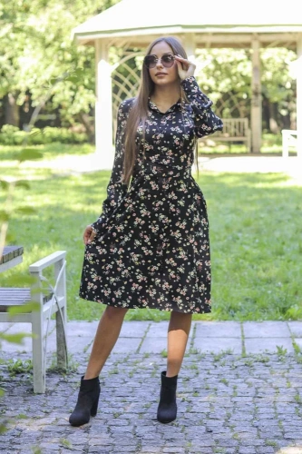 Sukienka midi z kołnierzykiem i paskiem w talii.webp